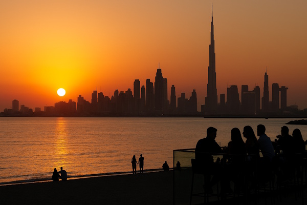 Sonnenuntergang in Dubai mit Skyline und Meer
